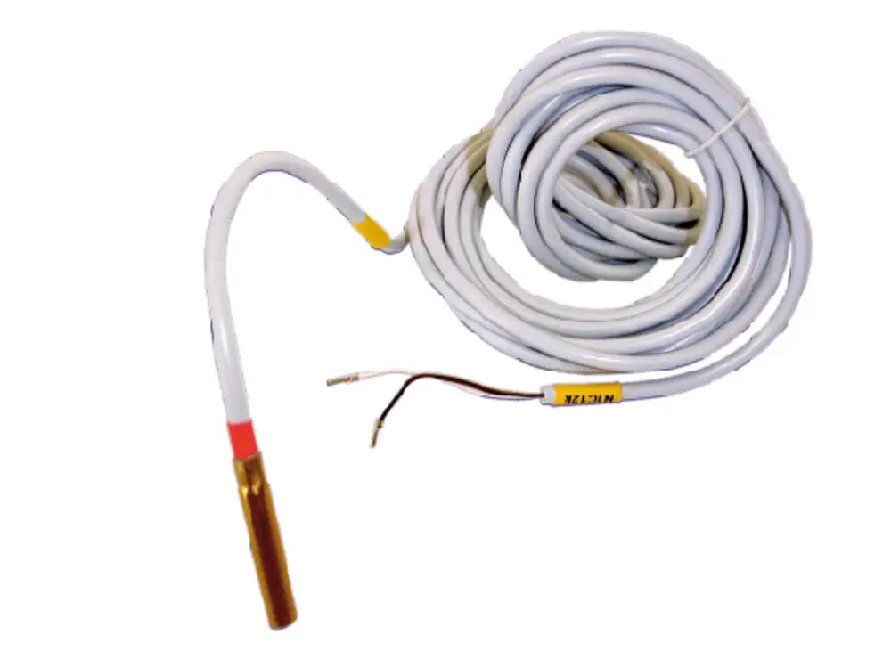 Speicherfühler mit einem langen, weißen Kabel, einem metallischen Sensoransatz und zwei freiliegenden Drähten, geeignet für Anwendungen von Remeha.